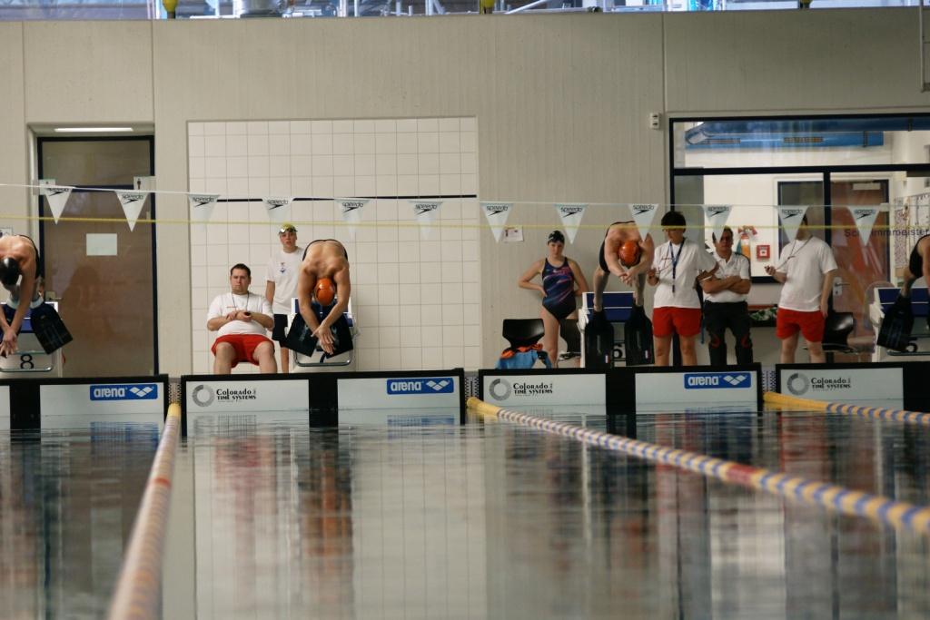 Sjors (l) en Martin in de snelste serie van de 100m popduiken met zwemvliezen.