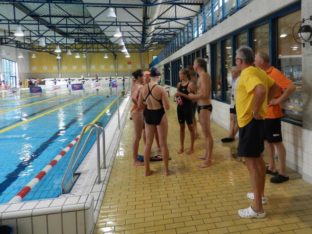 Team-overleg bij het Nederlandse meisjesteam na de estafettes.