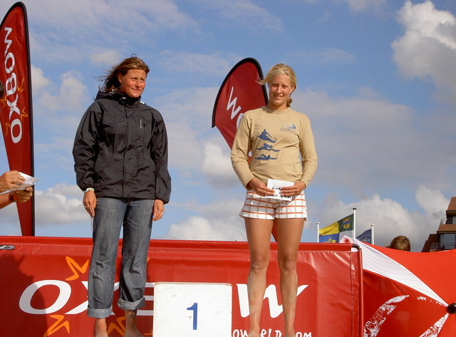 Stefanie Schoder (links)