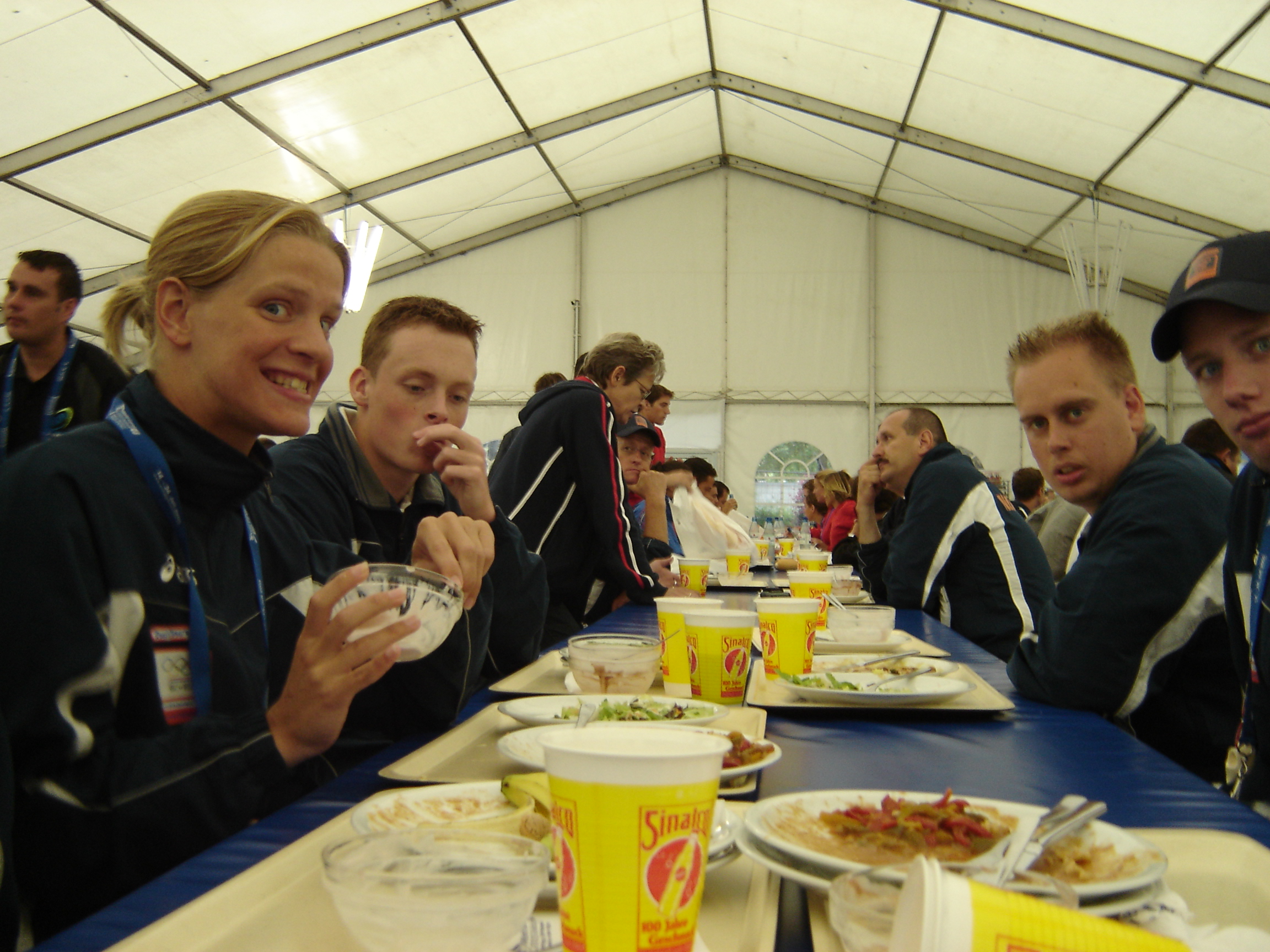 Sandra Temmerman (links) genietend van haar World Games 2005 eten