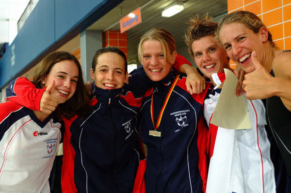 Anneloes Peulen (links) na alweer een gouden estafette met haar EK team