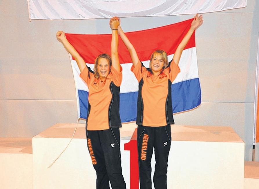 Renske Venner en Tanja van Essen vieren het goud op het onderdeel 'Line throw' tijdens het Europee kampioenschap ‘Lifesaving’ in Eindhoven en Eersel.