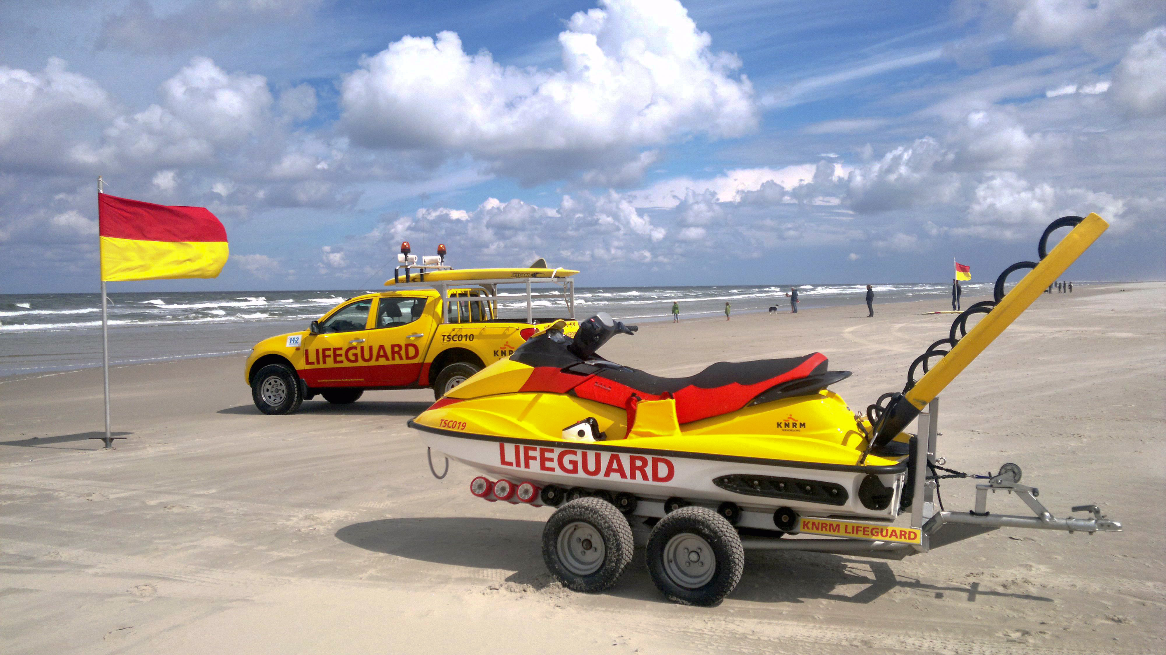 De strandbewaking op de Waddeneilanden vindt plaats met professioneel materieel: Vanaf de strandpost bewaak je het afgezette gebied tussen de rood gele vlaggen.
